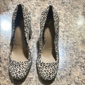 WORN ONCE GB Gianni Bini 7 Velvety Leopard Print Women's Platform Heels Shoes